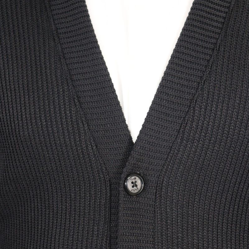 Signature warm cardigan – a sweater-knit ideal for elevating your casual outfits on cold days